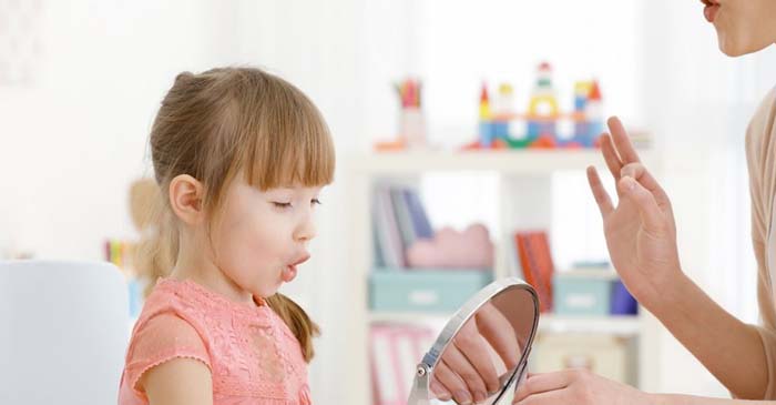 گفتار درمانی در منزل با آینه