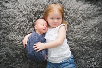 17 ایده عکاسی از نوزاد در آتلیه به همراه خواهر، مادر و پدر