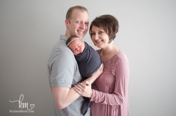 14 ایده عکاسی از نوزاد در آتلیه به همراه مادر و پدر