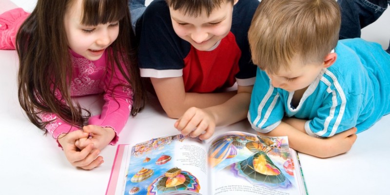 فواید کتابخوانی یرای کودک و کتاب مناسب برای سنین مختلف