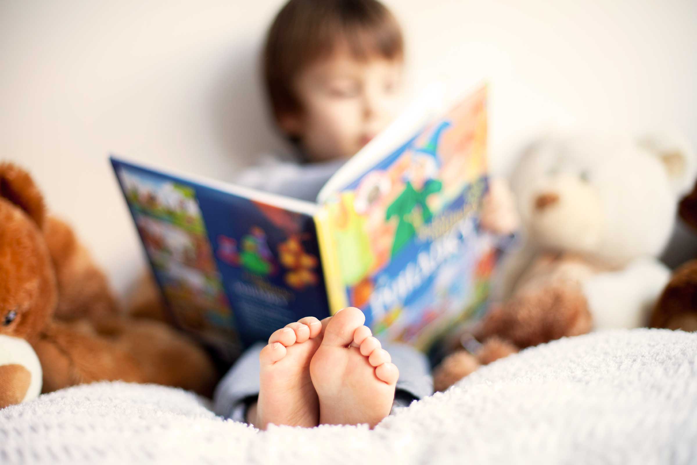 Imagining ru. Книги для детей. Дети читают. Ребенок читает книгу. Книжки для малышей.